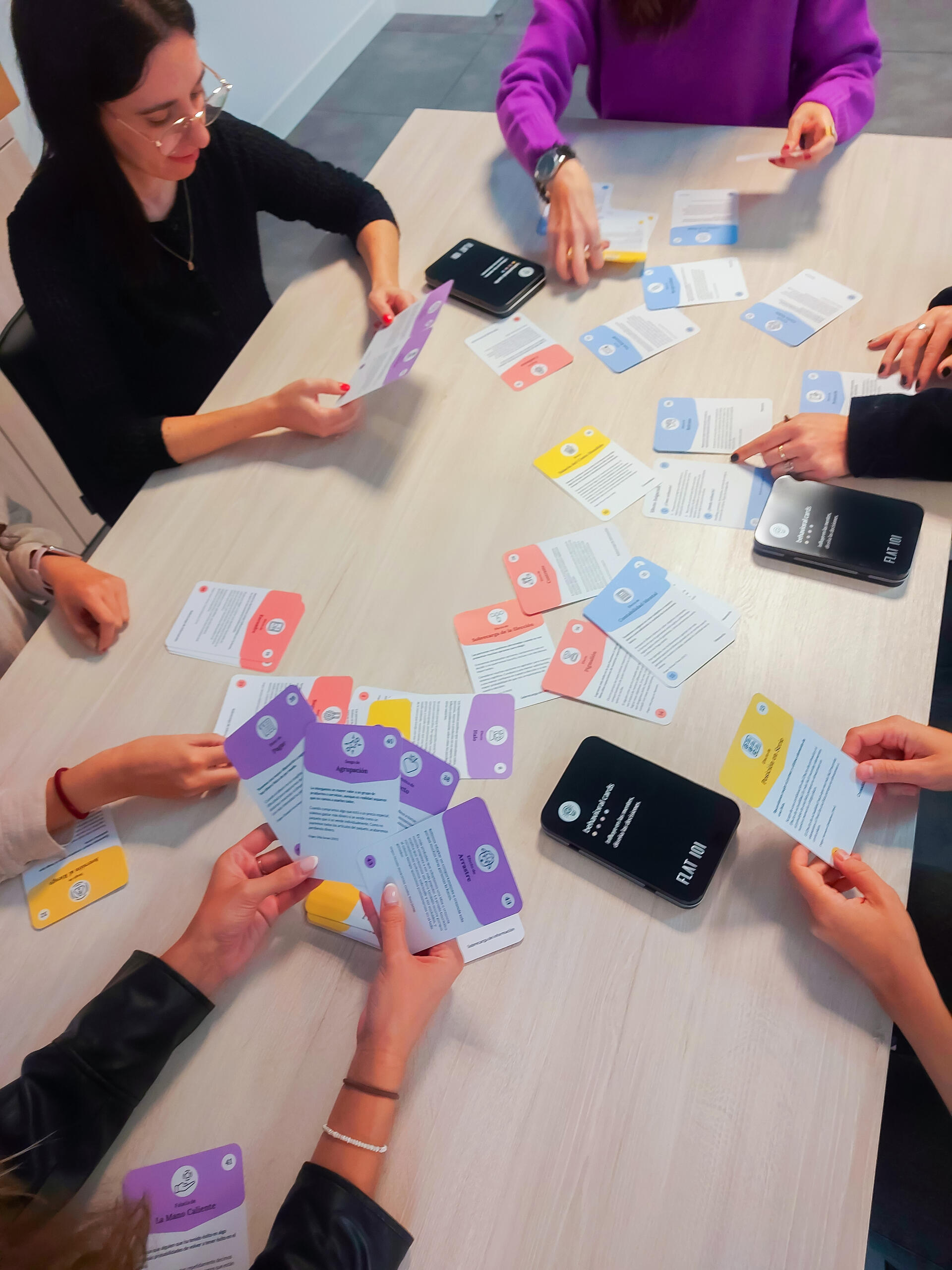 Grupo de personas usando las Behavioral cards