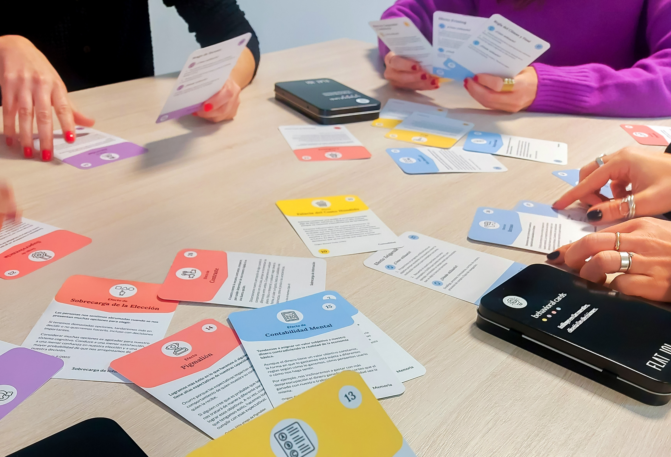 Mesa con naipes y cajas